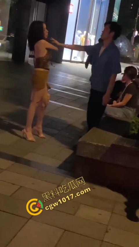 台湾街头剧烈撕逼!台男街头怒打泰国人妖,拳脚横飞,人妖身材火辣,群众狂呼,场面炽热 第10张 台湾街头剧烈撕逼!台男街头怒打泰国人妖,拳脚横飞,人妖身材火辣,群众狂呼,场面炽热 第10张