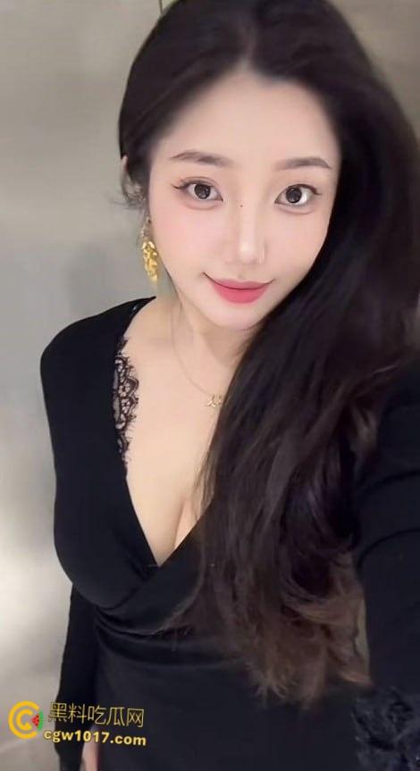 抖音微胖女神【香菜园子】，吊钟大奶肆意揉弄变形，粉嫩乳晕拉扯喷汁，娇躯扭动浪叫连连 ！  第2张