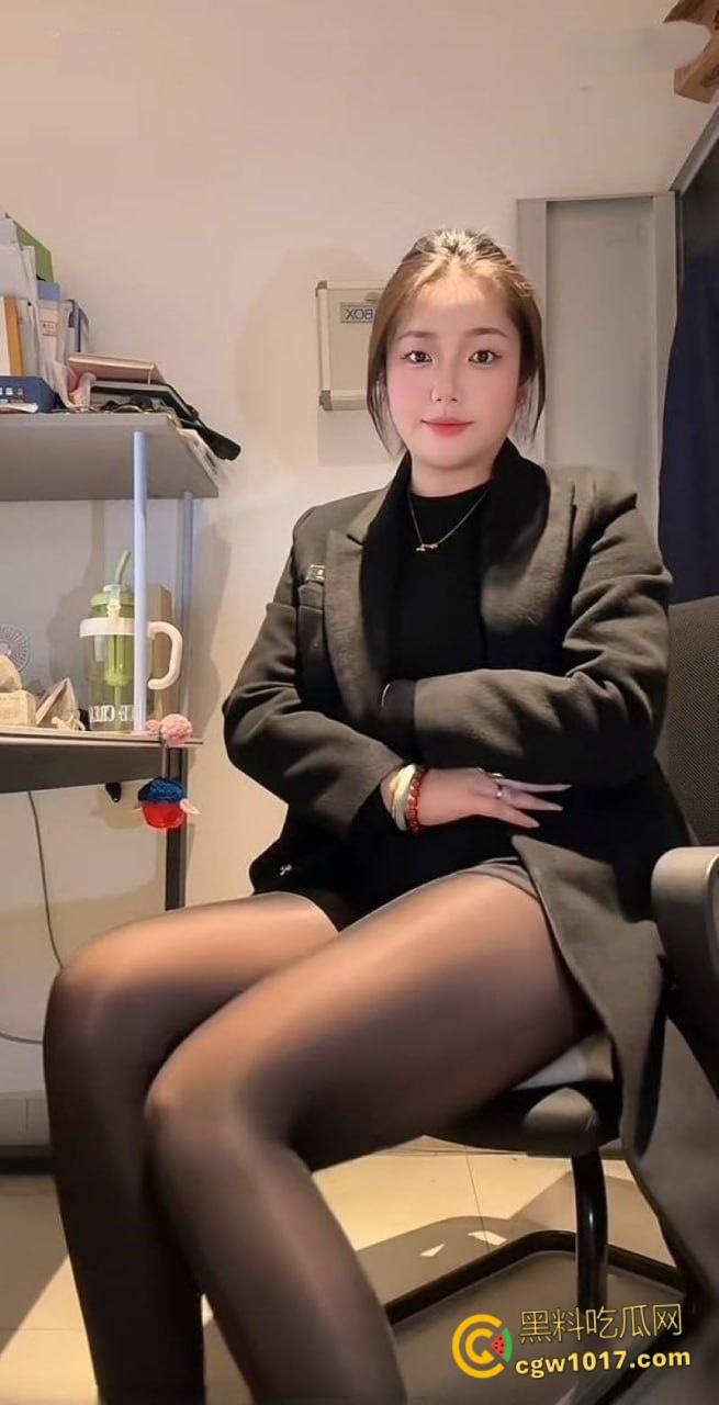 抖音微胖女神【香菜园子】，吊钟大奶肆意揉弄变形，粉嫩乳晕拉扯喷汁，娇躯扭动浪叫连连 ！  第3张