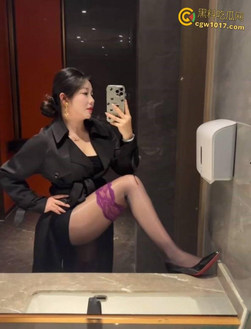 抖音微胖女神【香菜园子】，吊钟大奶肆意揉弄变形，粉嫩乳晕拉扯喷汁，娇躯扭动浪叫连连 ！  第4张