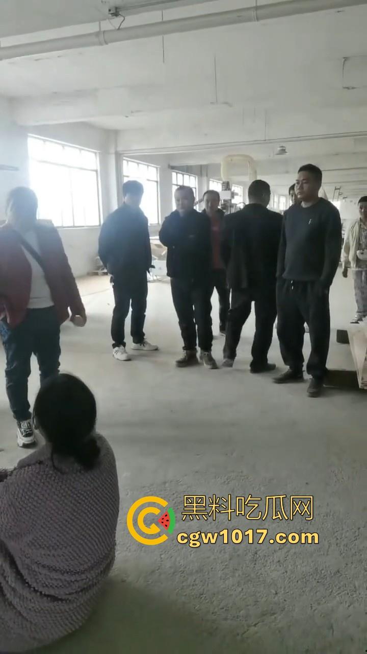 贵州龙里水长乡家具厂拖欠工资，员工携带孩子上门讨要薪资，抱着老板的大腿，都这样了不是哥们你还打算不给啊！  第2张