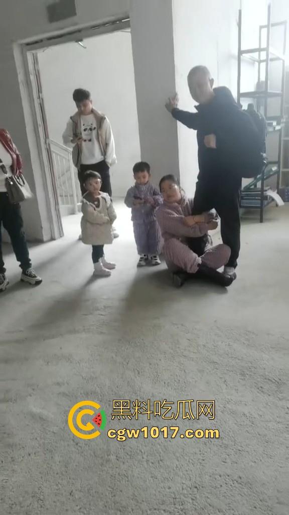 贵州龙里水长乡家具厂拖欠工资，员工携带孩子上门讨要薪资，抱着老板的大腿，都这样了不是哥们你还打算不给啊！  第6张