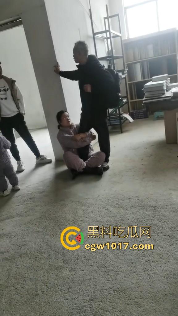 贵州龙里水长乡家具厂拖欠工资，员工携带孩子上门讨要薪资，抱着老板的大腿，都这样了不是哥们你还打算不给啊！  第10张
