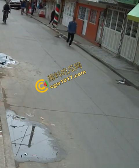 国外街头暗杀现场曝光:男子被暴徒直接爆头,警察瞬间反击,匪徒命丧街头,剩者逃窜,命运堪忧 第1张 国外街头暗杀现场曝光:男子被暴徒直接爆头,警察瞬间反击,匪徒命丧街头,剩者逃窜,命运堪忧 第1张