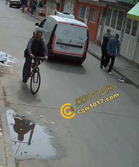 国外街头暗杀现场曝光:男子被暴徒直接爆头,警察瞬间反击,匪徒命丧街头,剩者逃窜,命运堪忧 第2张 国外街头暗杀现场曝光:男子被暴徒直接爆头,警察瞬间反击,匪徒命丧街头,剩者逃窜,命运堪忧 第2张