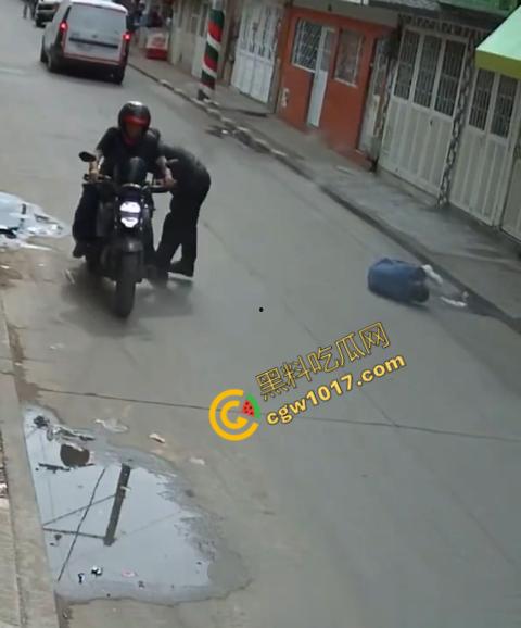 国外街头暗杀现场曝光:男子被暴徒直接爆头,警察瞬间反击,匪徒命丧街头,剩者逃窜,命运堪忧 第4张 国外街头暗杀现场曝光:男子被暴徒直接爆头,警察瞬间反击,匪徒命丧街头,剩者逃窜,命运堪忧 第4张