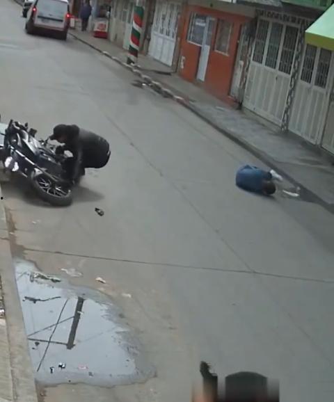 国外街头暗杀现场曝光:男子被暴徒直接爆头,警察瞬间反击,匪徒命丧街头,剩者逃窜,命运堪忧 第5张 国外街头暗杀现场曝光:男子被暴徒直接爆头,警察瞬间反击,匪徒命丧街头,剩者逃窜,命运堪忧 第5张