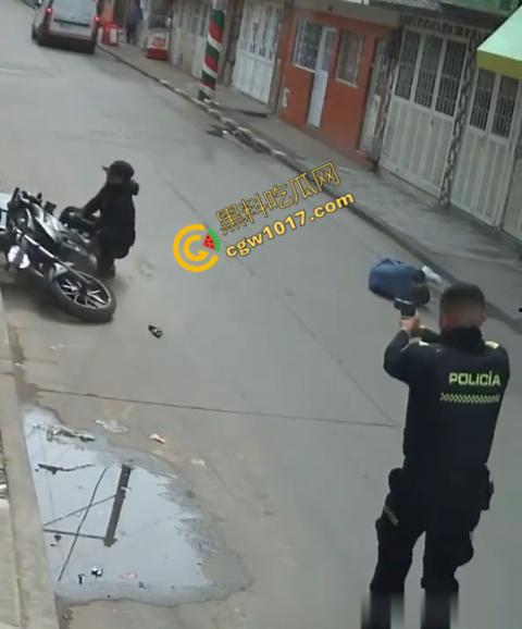 国外街头暗杀现场曝光:男子被暴徒直接爆头,警察瞬间反击,匪徒命丧街头,剩者逃窜,命运堪忧 第6张 国外街头暗杀现场曝光:男子被暴徒直接爆头,警察瞬间反击,匪徒命丧街头,剩者逃窜,命运堪忧 第6张