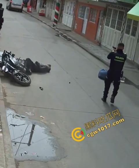 国外街头暗杀现场曝光:男子被暴徒直接爆头,警察瞬间反击,匪徒命丧街头,剩者逃窜,命运堪忧 第7张 国外街头暗杀现场曝光:男子被暴徒直接爆头,警察瞬间反击,匪徒命丧街头,剩者逃窜,命运堪忧 第7张
