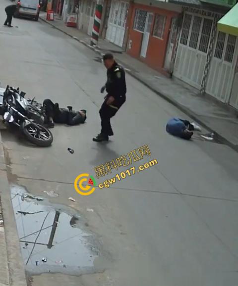 国外街头暗杀现场曝光:男子被暴徒直接爆头,警察瞬间反击,匪徒命丧街头,剩者逃窜,命运堪忧 第8张 国外街头暗杀现场曝光:男子被暴徒直接爆头,警察瞬间反击,匪徒命丧街头,剩者逃窜,命运堪忧 第8张