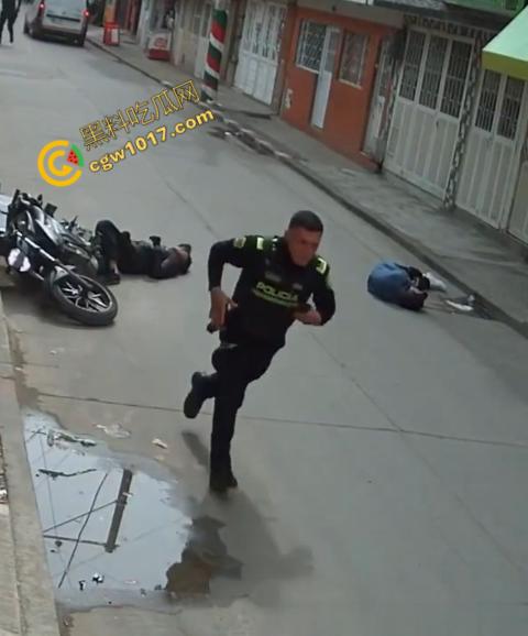 国外街头暗杀现场曝光:男子被暴徒直接爆头,警察瞬间反击,匪徒命丧街头,剩者逃窜,命运堪忧 第9张 国外街头暗杀现场曝光:男子被暴徒直接爆头,警察瞬间反击,匪徒命丧街头,剩者逃窜,命运堪忧 第9张