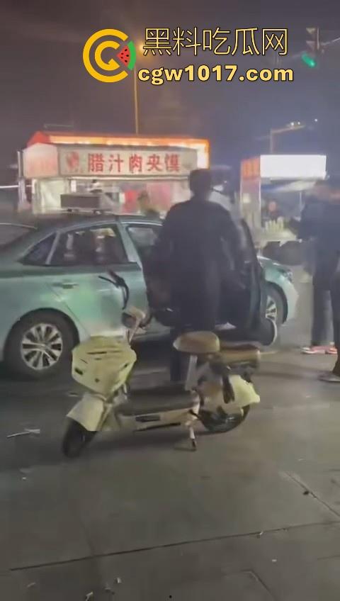 训洋狗还得是东北人！老外夜市耍流氓被东北大汉暴揍，从车里拽出来，拳打脚踢轮番上场，看得人是真解气！  第1张