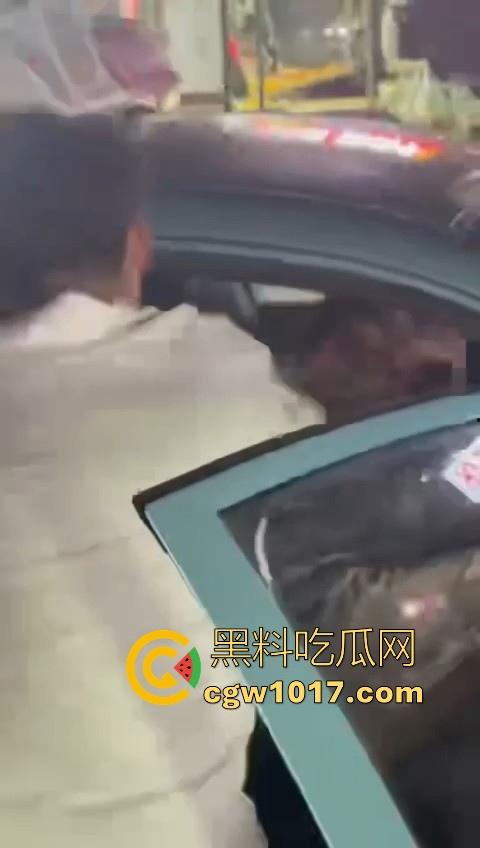 训洋狗还得是东北人！老外夜市耍流氓被东北大汉暴揍，从车里拽出来，拳打脚踢轮番上场，看得人是真解气！  第2张