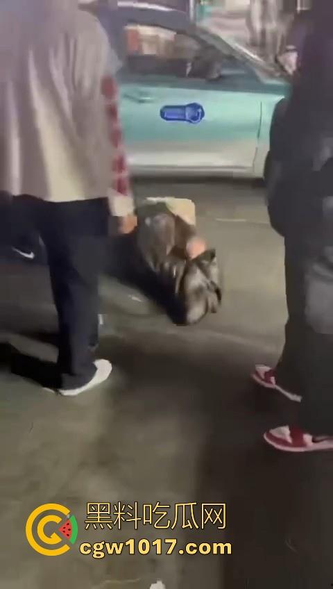 训洋狗还得是东北人！老外夜市耍流氓被东北大汉暴揍，从车里拽出来，拳打脚踢轮番上场，看得人是真解气！  第3张