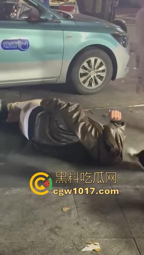 训洋狗还得是东北人！老外夜市耍流氓被东北大汉暴揍，从车里拽出来，拳打脚踢轮番上场，看得人是真解气！  第4张