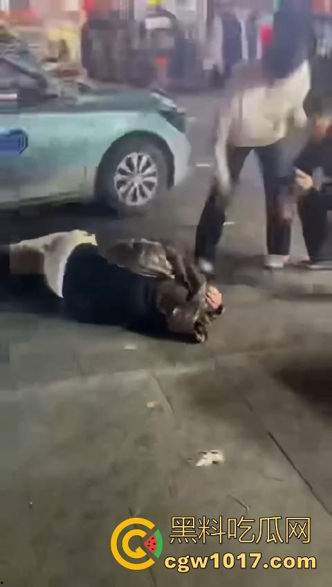 训洋狗还得是东北人！老外夜市耍流氓被东北大汉暴揍，从车里拽出来，拳打脚踢轮番上场，看得人是真解气！  第5张