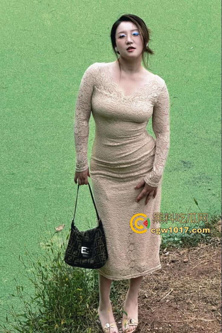 国产重口扩张熟女【依然】，普通假屌满足不了骚B，摸湿润后可口可乐猛塞子宫，小瓶可乐轻松拿下！  第1张