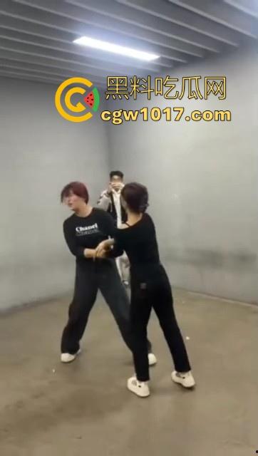 沈阳精神小妹约架群殴，两大帮派集结多人，相互开撕火拼，打得再狠点啊，把逼都扣爆她！  第7张