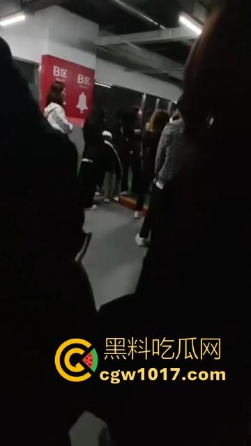 沈阳精神小妹约架群殴，两大帮派集结多人，相互开撕火拼，打得再狠点啊，把逼都扣爆她！  第10张