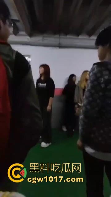 沈阳精神小妹约架群殴，两大帮派集结多人，相互开撕火拼，打得再狠点啊，把逼都扣爆她！  第11张