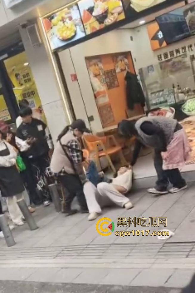 株洲芦淞区蜀香锅盔店，20岁无业骚妹吃完两份拒付钱，脱外套跑路被店主扯衣露膀子，这是霸王餐专业户还是真困难？  第3张