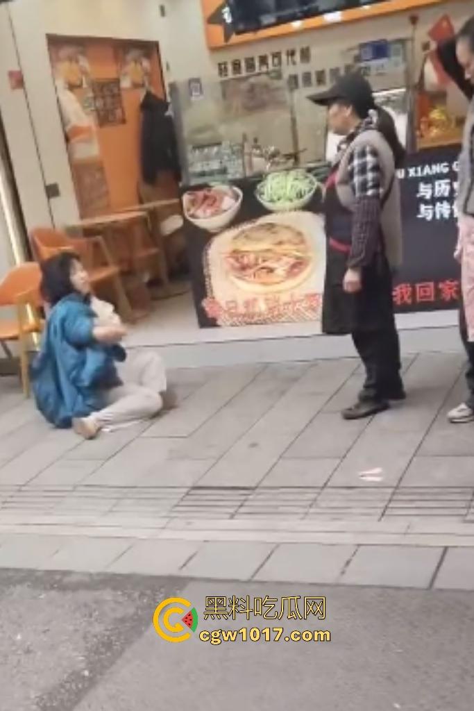 株洲芦淞区蜀香锅盔店，20岁无业骚妹吃完两份拒付钱，脱外套跑路被店主扯衣露膀子，这是霸王餐专业户还是真困难？  第6张