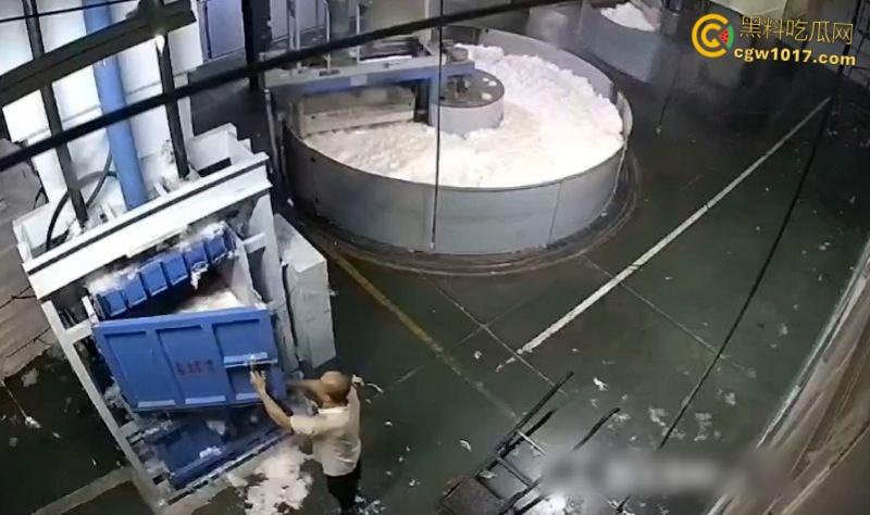 西北角碎料机血腥惨案，工人操作失误双腿被压断，双手撑地拖着残躯爬行数十米，头皮发麻！  第2张