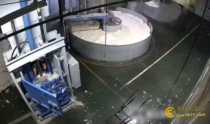 西北角碎料机血腥惨案，工人操作失误双腿被压断，双手撑地拖着残躯爬行数十米，头皮发麻！  第3张