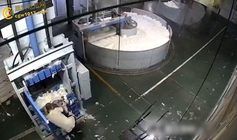 西北角碎料机血腥惨案，工人操作失误双腿被压断，双手撑地拖着残躯爬行数十米，头皮发麻！  第4张