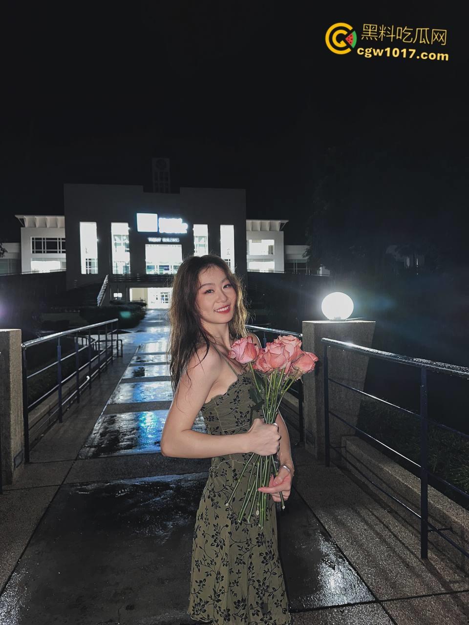 东湖学院学妹恋爱脑上头，任男友露脸拍片，掀开短裙户外野战，隔着红色蕾丝内裤后入爆操，反差姿态让人眼馋！  第1张