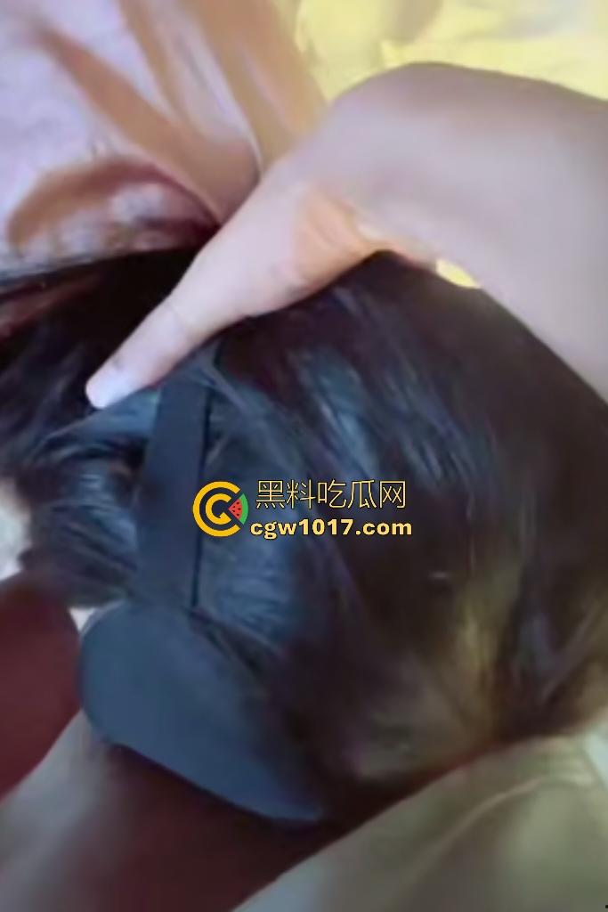 姐姐和弟弟玩大冒险被灌醉，直接上皮鞭跳蛋调教姐姐，口交技术老练差点秒射，估计口过很多老男人了吧？  第5张