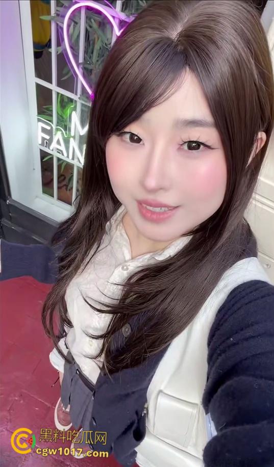 推特高颜女神【噗噗】，宜家停车场车内争吵瞬间变车震，被按倒口交足交，猛干白虎蜜穴阿黑颜高潮 ！  第2张