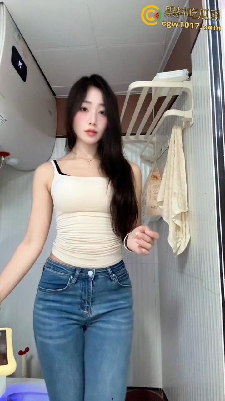 抖音高颜值网红【小绵羊】，金主定制骚舞福利流出，身材纤细性感妖娆，黑色蕾丝三点制服，淫荡骚舞极致诱惑！  第2张