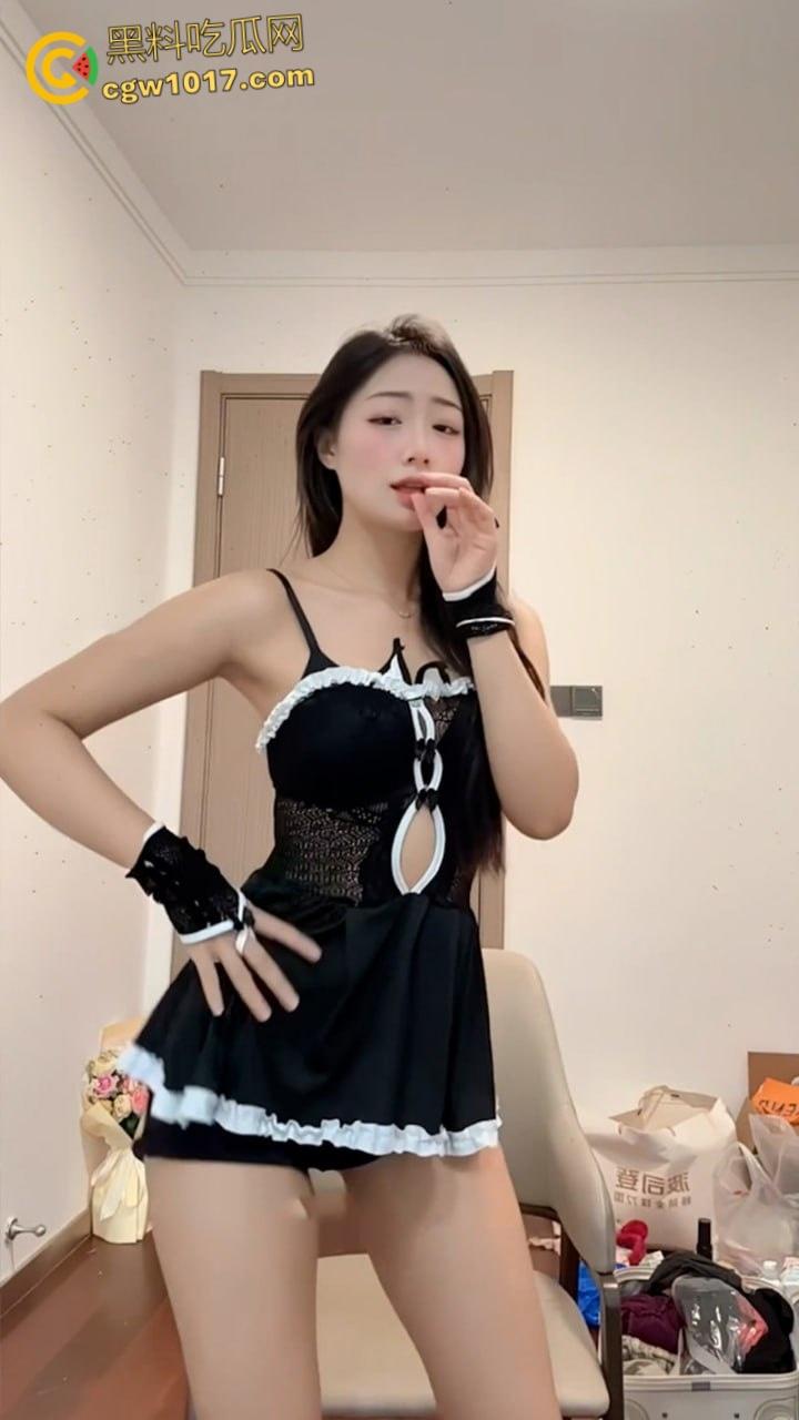 抖音高颜值网红【小绵羊】，金主定制骚舞福利流出，身材纤细性感妖娆，黑色蕾丝三点制服，淫荡骚舞极致诱惑！  第3张