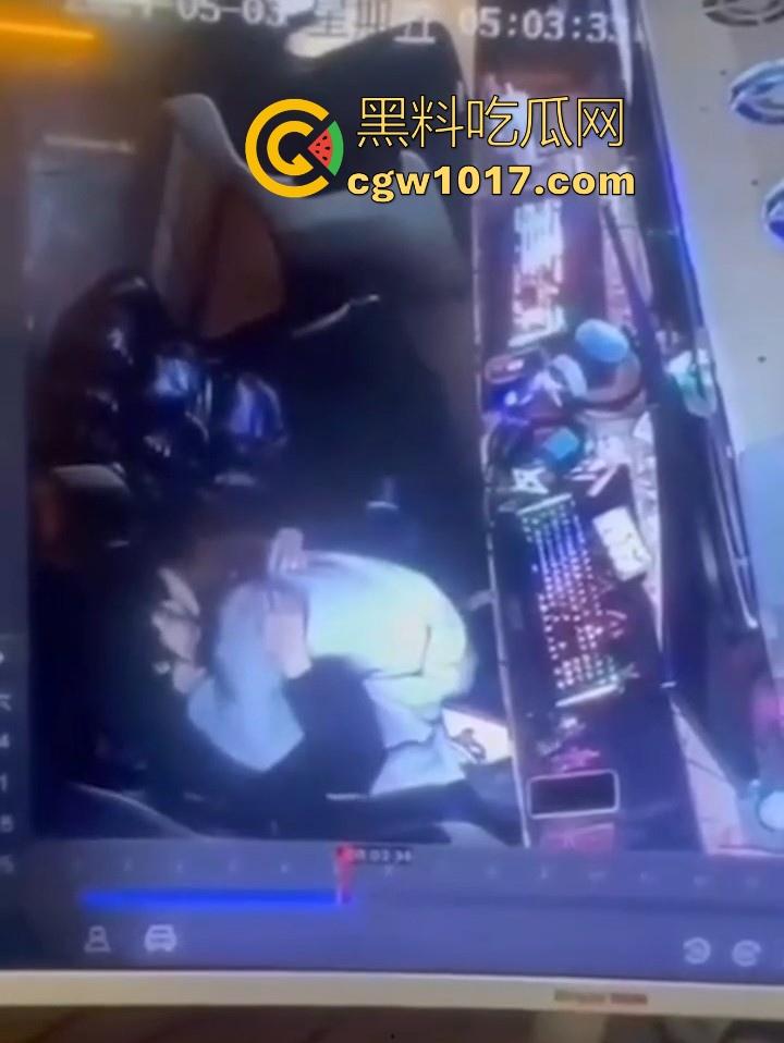 网吧包房年轻情侣打完游戏就在沙发上当场开干？面对摄像头毫无畏惧他人的眼光，年轻人就是会玩！  第5张