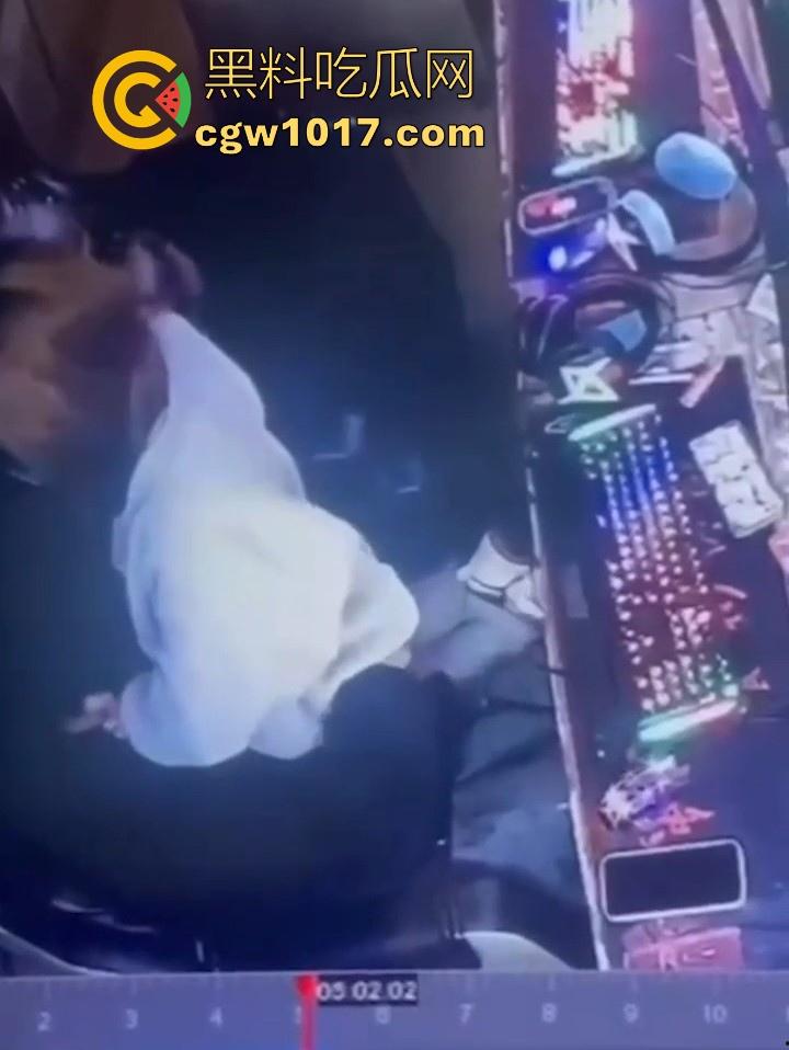 网吧包房年轻情侣打完游戏就在沙发上当场开干？面对摄像头毫无畏惧他人的眼光，年轻人就是会玩！  第8张