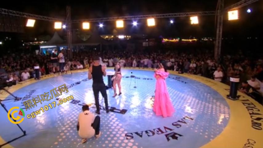 火辣性感的打屁股对决！外国美女疯狂抽打，肥臀红肿，丁字裤掩不住诱惑，快感与激情交织，传统武术也为之疯狂！  第4张