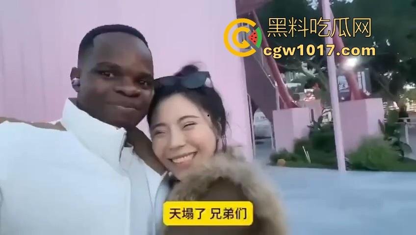 非洲黑猩猩挑战来中国相亲，没彩礼没样貌纯靠大屌跟黑皮肤加持，万万没想到啊，真有骚逼马桶排队送温暖啊！  第1张