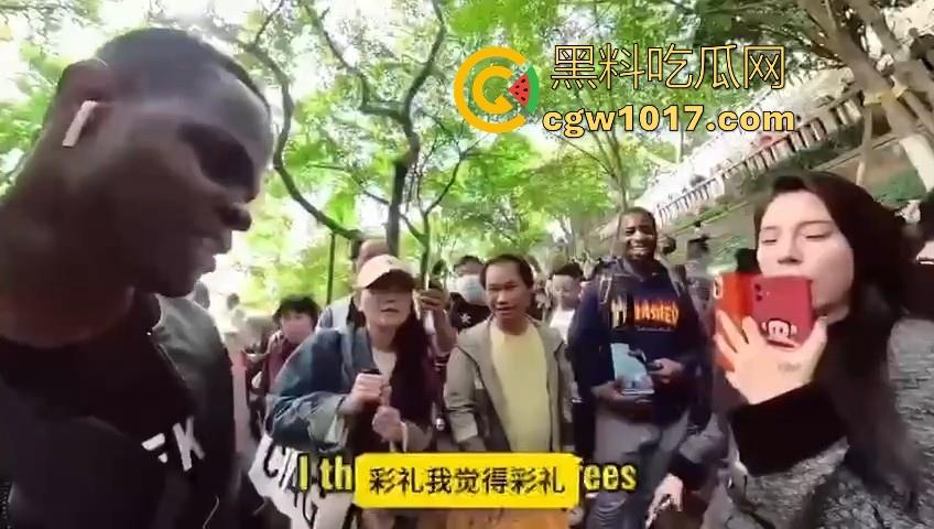 非洲黑猩猩挑战来中国相亲，没彩礼没样貌纯靠大屌跟黑皮肤加持，万万没想到啊，真有骚逼马桶排队送温暖啊！  第4张