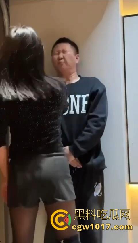 花钱买受虐？大哥特殊癖好曝光，狂砸大额让极品骚鸡骑脸抽他耳光，嘴巴肿成香肠还喊爽！  第3张