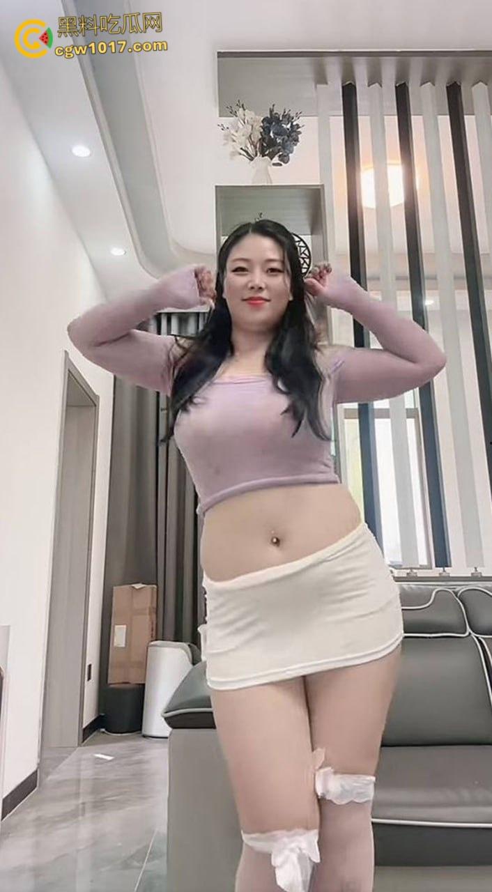 抖音百万网红【压寨夫人】，下海裸聊视频流出，微胖女神掰穴挑逗，假阳具狂插骚穴，淫荡本性暴露无遗 ！  第2张