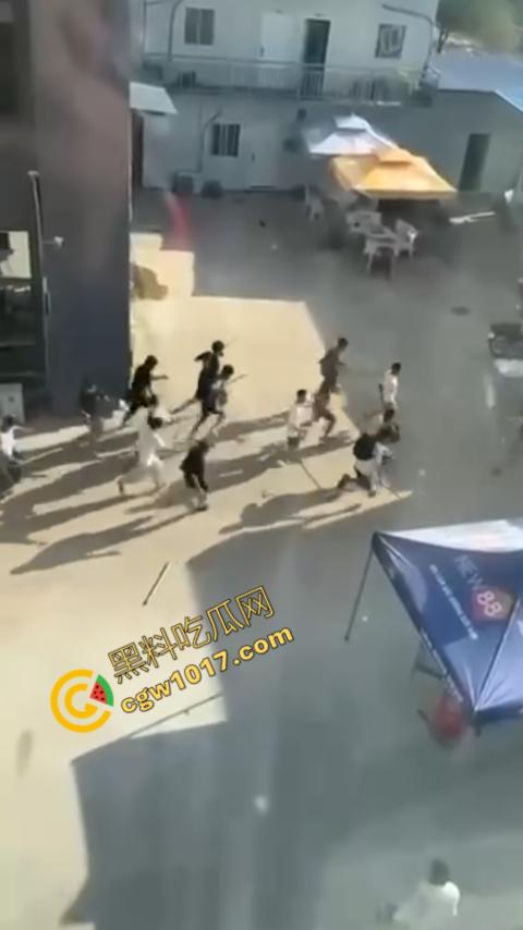 柬埔寨木牌突击抓捕:大楼被围“狗推”慌逃,警笛声与尖叫声交织,大楼一夜成围城! 第1张 柬埔寨木牌突击抓捕:大楼被围“狗推”慌逃,警笛声与尖叫声交织,大楼一夜成围城! 第1张