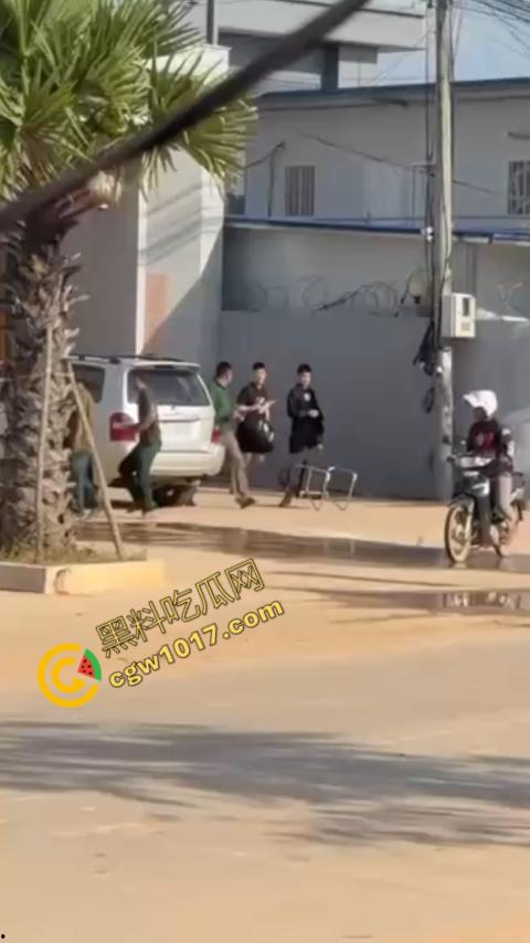 柬埔寨木牌突击抓捕:大楼被围“狗推”慌逃,警笛声与尖叫声交织,大楼一夜成围城! 第4张 柬埔寨木牌突击抓捕:大楼被围“狗推”慌逃,警笛声与尖叫声交织,大楼一夜成围城! 第4张