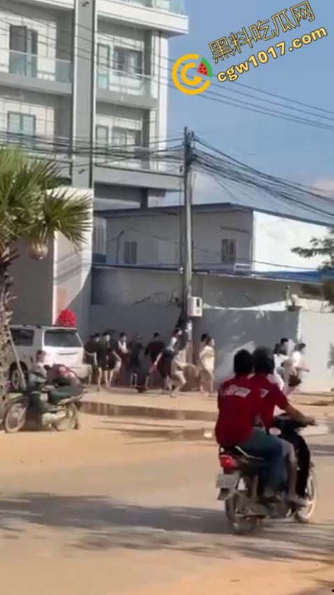 柬埔寨木牌突击抓捕:大楼被围“狗推”慌逃,警笛声与尖叫声交织,大楼一夜成围城! 第5张 柬埔寨木牌突击抓捕:大楼被围“狗推”慌逃,警笛声与尖叫声交织,大楼一夜成围城! 第5张