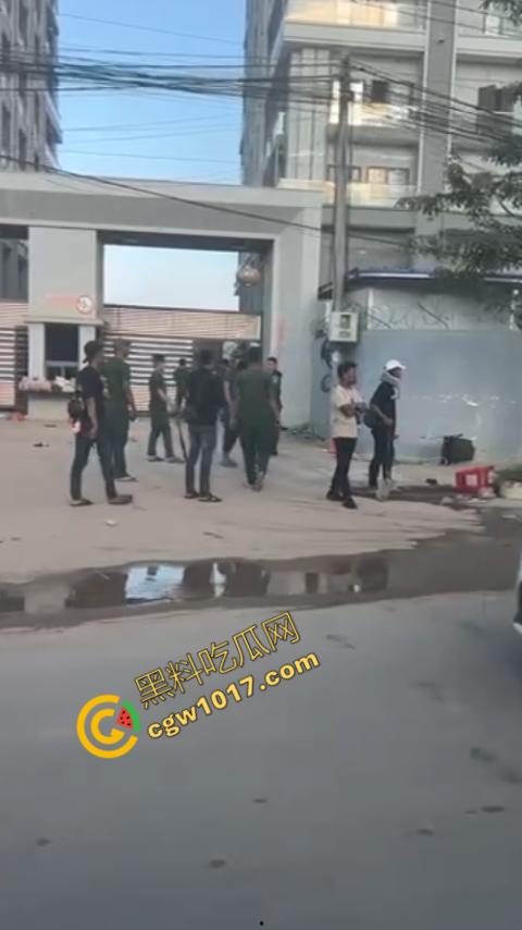 柬埔寨木牌突击抓捕:大楼被围“狗推”慌逃,警笛声与尖叫声交织,大楼一夜成围城! 第6张 柬埔寨木牌突击抓捕:大楼被围“狗推”慌逃,警笛声与尖叫声交织,大楼一夜成围城! 第6张