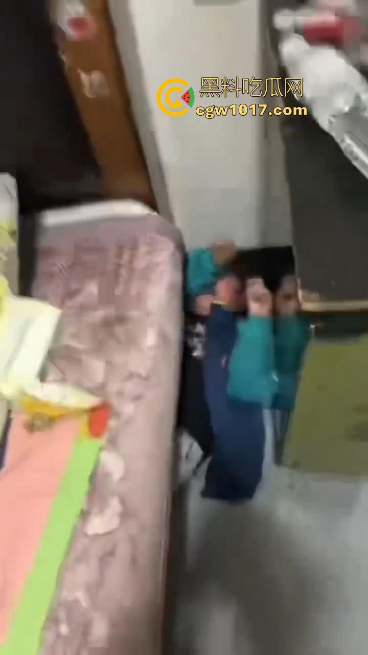 又见教育狂魔上线，作业没写完被打进狗笼？虎爸摇身一变成畜生爸，全网怒骂还在狡辩为你好！  第3张