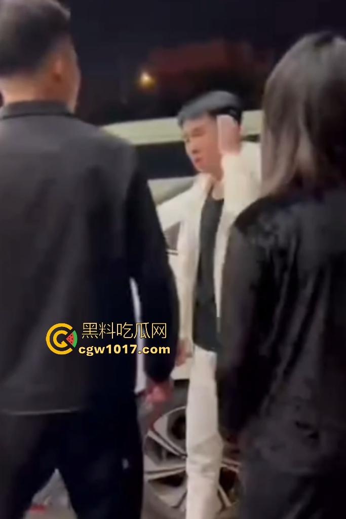 东北吉林豪横精神小伙小妹拳打脚踢白衣男，满嘴“打你咋地打你咋滴”，谁让白衣男欺负别人媳妇呢，找打！  第2张