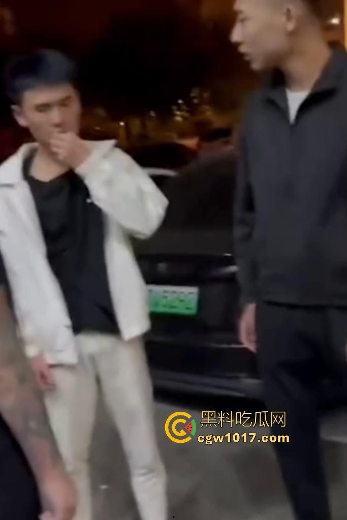 东北吉林豪横精神小伙小妹拳打脚踢白衣男，满嘴“打你咋地打你咋滴”，谁让白衣男欺负别人媳妇呢，找打！  第3张