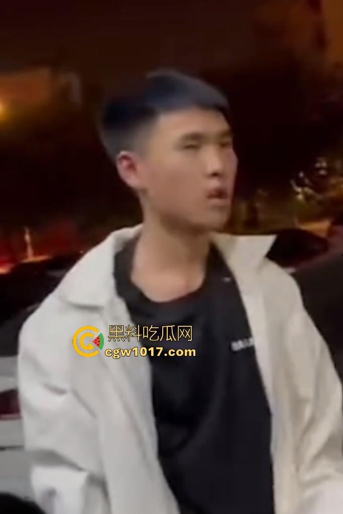 东北吉林豪横精神小伙小妹拳打脚踢白衣男，满嘴“打你咋地打你咋滴”，谁让白衣男欺负别人媳妇呢，找打！  第4张