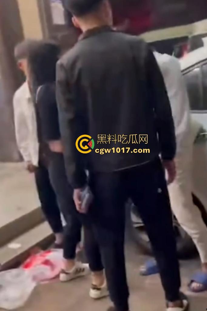 东北吉林豪横精神小伙小妹拳打脚踢白衣男，满嘴“打你咋地打你咋滴”，谁让白衣男欺负别人媳妇呢，找打！  第6张